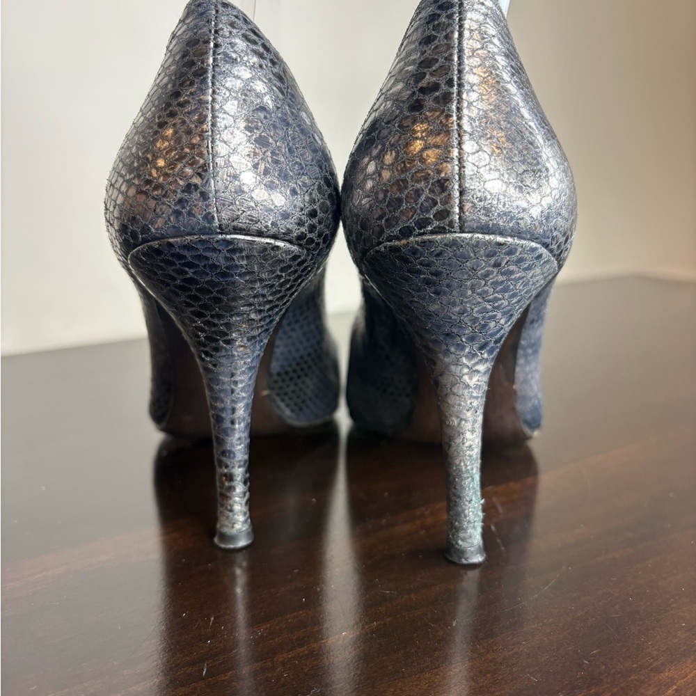 Stuart Weitzman Grey metallic Snake Embossed Leather Pointed Toe Pumps | - Picture 4 of 7